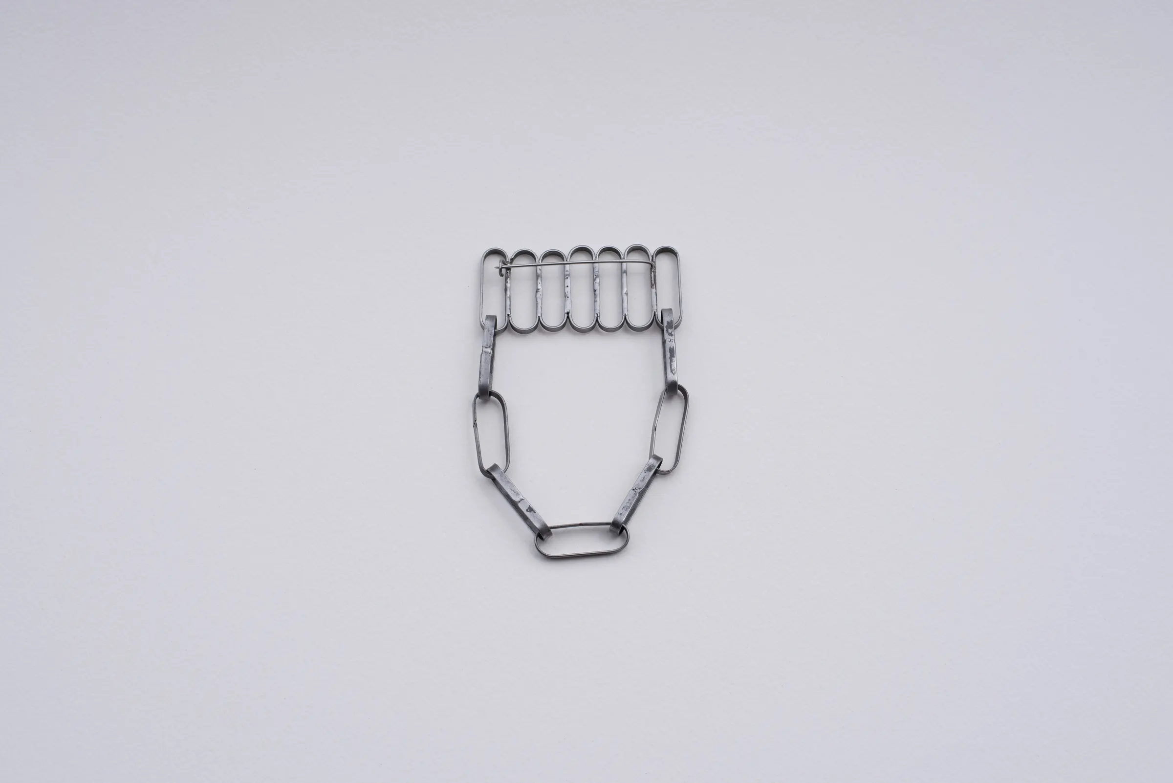 rcw... #1 brushed chain brooch 01 — image 2 of 4